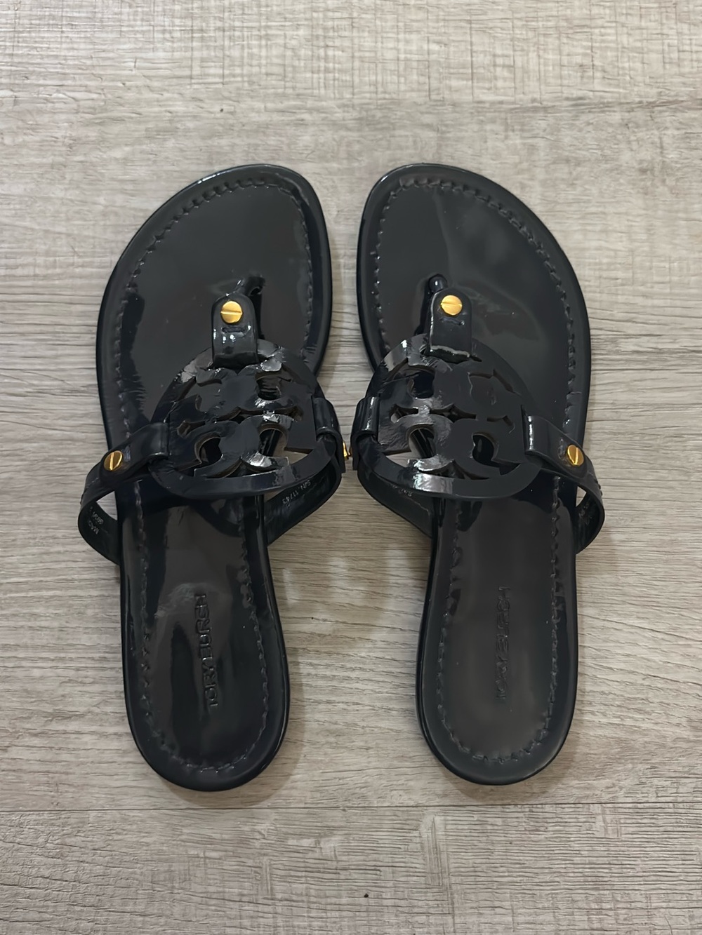 Navy Patent Logo Thong Sandals - Tory Burch